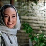 Sahar Valadbeygi Instagram - 🌼 دنیا پر از عطرِ بابونه است محبوبِ من! بیا بودن را اراده کنیم بیا از سرِ انگشتانِ این احساس آویزان شویم لبریز و مست تاب بخوریم دنیا پر از عطرِ بابونه است محبوبِ من! بیا شگفتی دوست داشتن را به سینه هامان بسپاریم بیا ساده باشیم ساده باشیم و عاشق. نیکی فیروزکوهی 📕از کتاب پرنده ای که از بام شما پرید ‏@nikifirouzkouhi #محبوب #دنیا #بابونه #عشق #من #تو #ما #ساده #عاشق #سحرولدبیگی #نیمافلاح @nima_fallah #عکس @payamshadpoor