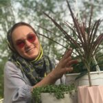 Sahar Valadbeygi Instagram - زندگی را ورق بزن، هر فصلش را خوب بخوان با بهار برقص، با تابستان بچرخ در پاییزش عاشقانه قدم بزن، با زمستانش بنشین و چایت را به سلامتی نفس کشیدنت بنوش. زندگی را باید زندگی کرد، آنطور که دلت می گوید. مبادا زندگی را دست نخورده برای مرگ بگذاری! #سيمين_بهبهانی @hekmat_e_khamoushi 🎍این دلبر جان‌ها (دراسنا جان، غوره‌ای جان، هویا جان) هم‌خونه‌ای‌های جدیدمون هستند. خوشحالم بدون اینکه قرنطینه خانگی‌مون رو بشکنیم، دلبرهای سبز جدیدی باهامون هم‌خونه شدن. یکی از بهترین خریدهامون که هر روز صبح با دیدنشون خوشحال و شارژ میشیم🎍 @delbar.house #خدایاشکرت #دلبر #خانه #شاد #زندگی #فصل #بهار #تابستان #پائیز #زمستان #سلامتی #انرژی #نیمافلاح #سحرولدبیگی @bvsis
