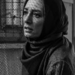 Sahar Valadbeygi Instagram - فراتر از فُرم دردها و رنج‌ها، دَری‌ست. دَری که به خلوتگاهی امن باز میشود. و این در فقط زمانی باز میشود که شکل درد را قضاوت نکنیم. اینکه درد به وسیله‌ی چه کسی یا چه موقعیتی، یا با چه داستانی در زندگی‌مان وارد شده، و یا چرا و چگونه ایجاد شده، یعنی در سطح و شکل درد گیر کرده‌ایم. چه فایده ای دارد که درد چطور و چگونه و به وسیله‌ی چه کسی وارد شده است، مهم ورود درد است. در نهایت درد با شکل و فرم‌های متفاوتِ خودش وارد میشود. دردی با بیماری جسمی ‌وارد میشود، دردی با از دست دادن رابطه‌ای وارد میشود، دردی با تصادفی هولناک وارد میشود دردی با مرگ عزیزی وارد میشود و دردی دیگر حتی ممکن است با مورد قضاوت گرفتن وارد شود. اما آیا درد، درد نیست؟ حتی اگر ظاهرش و داستانی که درد را وارد زندگی‌مان کرده است متفاوت باشد؟ وقتی بتوانیم درونِ درد را ببینیم نه ظاهر درد را میتوانیم به ماهیت درد وصل شویم. و ماهیت درد، نزدیک‌تر کردن ما به خلوتی درونی‌ست. ماهیت درد، وصل کردن و انسجام است نه پراکندگی و تیرگی! ماهیت درد نزدیک‌تر کردن ما به جایی‌ست که دیگر خبری از ذهنِ قضاوت‌گر و همیشه طلبکار، حق به جانب، ناراحت و ناراضی ما نیست. خلوتگاهِ درونی‌مان، جایی شبیه به یک اتاق کوچک در انتهای یکی از راهروهای فرعیِ یک خانه‌ی بزرگ، شلوغ و هزار اتاقه است. اتاقی که ساکت است. اتاقی که در آن خبری از هیاهوهای ساکنین و دنیای خارج از آن نیست. اتاقی که وقتی وارد آن میشویم، رو به روی یک پنجره‌ی کوچک که رو به حیاطی کوچک اما سرسبز باز میشود شخصی در سکوت و سکون بر صندلی‌ای نشسته و از آن پنجره به زندگیِ کوچک اما سرسبز حیاط نگاه میکند. و اگر جلوتر رویم و به آن شخص نگاه کنیم متوجه میشویم، خودمان بر روی آن صندلی نشسته‌ایم. خودمان، صبور، آرام، ساکن، ساکت و هشیار به جریان زندگی و تسلیم در برابر تمام هیاهو‌ها و دردها، نشسته است و نگاه میکند. نگاه میکند به خلوتگاه کوچکِ سرسبزش ورای دردهای زندگی‌اش و در همان لحظات است که عمیقا میداند، به انسجام رسیدن و نزدیکتر شدن به خودش در دردکشیدن یعنی چه. و درست در همان اتصال است که میداند امنیت و عشق به واقع چه معنایی دارد و هر جستجو و دست و پازدنی خارج از آن اتاق همه شبیه سازیِ اتصال، امنیت، عشق و آرامشی‌ست که در آن لحظات با خودش تجربه کرده است. با خودش در خلوتگاه خودش به کمک دردهایی که زندگی به او داده است. #دلنوشته #متن #پونه_مقیمی @_poune_ #خوشنام @alirezanajafzadeh1 #عکس @payamshadpoor