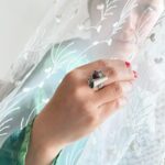 Sahar Valadbeygi Instagram - 🌟 انتخابش بود که با تمام دردها و رنج ها وسط پاییزی‌ترین روزهای زندگی امیدوار باشد جوانه بزند بهار شود حتی اگر رهگذرها به او‌ بگویند دیوانه! مگر در پاییز هم می‌شود گل داد؟ #دلنوشته #انسی_نوشت #پاییز #بهار #جوانه #امید #گل #خدا #سحرولدبیگی #سحر #سحر_ولدبیگی