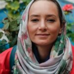 Sahar Valadbeygi Instagram - تسلیمم در برابر هرآنچه در توانِ من نیست و هرآنچه به ذات در توانِ تو هست. تسلیم در برابر قدرتی که در من نیست برای تغییرِ "بعضی" اتفاقات و تسلیم در برابر قدرتی که در تو هست برای تغییرِ "بسیاری" از موقعیت ها. ما هر دو صبوریم؛ من صبور در برابر درسهایی که میدهی و تو صبور در برابر خشم‌ها و خستگی‌هایم. ما هر دو میدانیم که قرار است چه بشود؛ من قرار است دل بدهم و دوام بیاورم و تو قرار است ادامه دهی و منتظر دیدن و فهمیدنِ من نشوی. ما هر دو ادامه میدهیم؛ من تا زمانی که تو اجازه میدهی و تو تا زمانی که خودت میخواهی. تسلیمم در برابر تویی که قدیمی ترین، پیرترین و با تجربه ترین جریانِ دنیایی. تسلیمم در برابر تویی که از هزاران سال قبل جریان داشته ای و تا هزاران سال بعد هم، جریان خواهی داشت. تسلیمم، تسلیم تو ای زندگی #متن #پونه_مقیمی @_poune_ #زندگی #خدا #جهان #خدایاشکرت #سحرولدبیگی#سحر_ولدبیگی #عکس @payamshadpoor