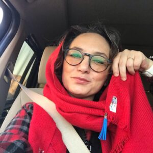 Sahar Valadbeygi Instagram - قرن هاست به دنبال واژه‌ی خوشبختی در چهار گوشه‌ی جهان گشته آدمی ..
و فقط عده‌ای محدود میدانند، خوشبختی نزدیکترین واژه به ماست ..
آنقدر نزدیک و آنقدر پررنگ که ما نمی‌بینیم و  نمی‌شناسیم 

این خصلت آدمی‌ست، به هر چه دور و دیر نگاه می‌کند 
و از اطراف خود غافل می‌شود 

برایت بگویم خوشبختی را؟!!

ذوق رویش برگ تازه در گلدان 
عطر چای تازه دم وقت صبحانه
لبخند عزیزت در قاب چشمان تو 
بوی برنج دم کشیده وسط خانه 
پیام دوستی که گفته کجایی ؟
تماشای داوودی و نرگس توی گلفروشی 
شنیدن آهنگی که می‌برد ما را به خاطرات
کبوتری که آواز می‌کند آرام 
و تمام زندگی که می‌خواهد بگوید مرا نگاه کن من خوشبختی توام ..
و تنها غفلت بزرگ ما نگاه نکردن بود ...

همیشه کسی هست که شما را دوست دارد 
لبخندت را برای خوشبخت بودنش نمایان کن.
 #پرستوزارعی  @parastoozareiy #دلنوشته #خوشبختی #جهان #خوشگل #دنیا  #برگ #گل #گلدان #زندگی #سلامت #عشق #لبخند #سحر #میخک #سحرولدبیگی #راشین_دیزاین #روسری  #شال @rashindesign