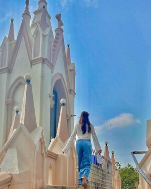 Sahher Bambba Instagram - Life lately 🌅🐶⛪️🏝️🎥 💇🏻‍♀️