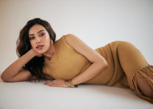Sahher Bambba Instagram - Taking on Monday from a horizontal perspective .
.

.
📸 : @frontrowgypsy
Styled by & makeup by : @beautybypriyansha @priyanshaxoxo
Assisted by : @makeupby.pratikshaa
Hair : @antergallactic