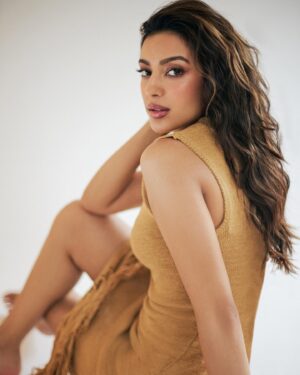 Sahher Bambba Instagram - 🦁💛

.
📸 : @frontrowgypsy
Styled by & makeup by : @beautybypriyansha @priyanshaxoxo
Assisted by : @makeupby.pratikshaa
Hair : @antergallactic