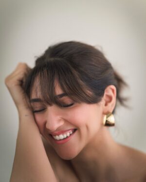 Sahiba Bali Instagram - Eye dont have a bang-ing caption for this 👀💇🏻‍♀️

📷: @bharat_rawail

Make-up: @anushkajainn__ 
Stylist: @bombaebyaisha
Hair: @sakshi.seth1