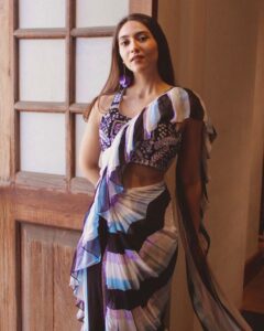 Sahiba Bali Instagram - Saree jahaan se accha🥻 (trying to ‘model’ another career option hehe)