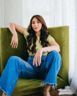 Sahiba Bali Instagram - In case you were looking for a green flag ❇️

Photography: @bharat_rawail
Stylist: @bombaebyaisha
MUA: @anushkajainn__