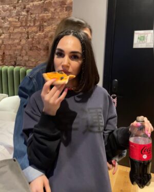 Sahra Şaş Instagram - #eatpraylove 😑 @begumpalabiyik 👯‍♀️