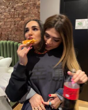 Sahra Şaş Instagram - #eatpraylove 😑 @begumpalabiyik 👯‍♀️