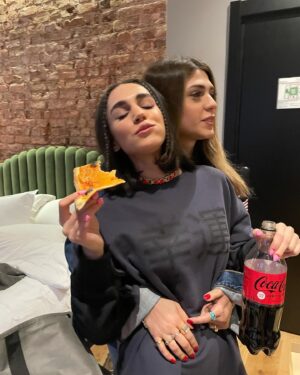 Sahra Şaş Instagram - #eatpraylove 😑 @begumpalabiyik 👯‍♀️