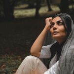 Sahra Asadollahi Instagram - ‫پیش از آن که واپسین نفس را برآرم ‬ ‫پیش از آن که پرده فرو افتد ‬ ‫پیش از پژمردن آخرین گل ‬ ‫برآنم که زندگی کنم ‬ ‫برآنم که عشق بورزم‬  ‫برآنم که باشم.‬  ‫در این جهان ظلمانی ‬ ‫در این روزگار سرشار از فجایع ‬ ‫در این دنیای پر از کینه ‬ ‫نزد کسانی که نیازمند منند ‬ ‫کسانی که نیازمند ایشانم‬ ‫کسانی که ستایش انگیزند، ‫تا دریابم ‬ ‫شگفتی کنم ‬ ‫بازشناسم ‬ ‫که ام ‬ ‫که می توانم باشم‬ ‫که می خواهم باشم،‬ ‫تا روزها بی ثمر نماند ‬ ‫ساعت ها جان یابد‬ ‫و لحظه ها گرانبار شود‬ ‫هنگامی که می خندم ‬ ‫هنگامی که می گریم ‬ ‫هنگامی که لب فرو می بندم‬ ‫در سفرم به سوی تو ‬ ‫به سوی خود ‬ ‫به سوی خدا ‬ ‫که راهی ست ناشناخته ‬ ‫پُر خار‬ ‫ناهموار،‬ ‫راهی که، باری‬ ‫در آن گام می گذارم ‬ ‫که در آن گام نهاده ام ‬ ‫و سر ِ بازگشت ندارم‬ ‫بی آن که دیده باشم شکوفایی ِ گل ها را ‬ ‫بی آن که شنیده باشم خروش رودها را‬ ‫بی آن که به شگفت درآیم از زیبایی ِ حیات.- ‬ ‫اکنون مرگ می تواند‬ ‫فراز آید‬ ‫اکنون می توانم به راه افتم‬ ‫اکنون می توانم بگویم .‬ ‫که زنده گی کرده ام …‬   Photo:@neginnosratiii