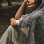 Sahra Asadollahi Instagram - ‫پیش از آن که واپسین نفس را برآرم ‬ ‫پیش از آن که پرده فرو افتد ‬ ‫پیش از پژمردن آخرین گل ‬ ‫برآنم که زندگی کنم ‬ ‫برآنم که عشق بورزم‬  ‫برآنم که باشم.‬  ‫در این جهان ظلمانی ‬ ‫در این روزگار سرشار از فجایع ‬ ‫در این دنیای پر از کینه ‬ ‫نزد کسانی که نیازمند منند ‬ ‫کسانی که نیازمند ایشانم‬ ‫کسانی که ستایش انگیزند، ‫تا دریابم ‬ ‫شگفتی کنم ‬ ‫بازشناسم ‬ ‫که ام ‬ ‫که می توانم باشم‬ ‫که می خواهم باشم،‬ ‫تا روزها بی ثمر نماند ‬ ‫ساعت ها جان یابد‬ ‫و لحظه ها گرانبار شود‬ ‫هنگامی که می خندم ‬ ‫هنگامی که می گریم ‬ ‫هنگامی که لب فرو می بندم‬ ‫در سفرم به سوی تو ‬ ‫به سوی خود ‬ ‫به سوی خدا ‬ ‫که راهی ست ناشناخته ‬ ‫پُر خار‬ ‫ناهموار،‬ ‫راهی که، باری‬ ‫در آن گام می گذارم ‬ ‫که در آن گام نهاده ام ‬ ‫و سر ِ بازگشت ندارم‬ ‫بی آن که دیده باشم شکوفایی ِ گل ها را ‬ ‫بی آن که شنیده باشم خروش رودها را‬ ‫بی آن که به شگفت درآیم از زیبایی ِ حیات.- ‬ ‫اکنون مرگ می تواند‬ ‫فراز آید‬ ‫اکنون می توانم به راه افتم‬ ‫اکنون می توانم بگویم .‬ ‫که زنده گی کرده ام …‬   Photo:@neginnosratiii