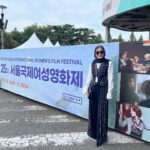 Sahra Asadollahi Instagram - #siwff @siwff #جشنواره_زنان_سئول #سئول #کره_جنوبی #جشنواره #زن #seoul #South Korea #festival #woman #کره_جنوبی_سئول🇰🇷 ممنونم از تمامی عوامل فیلمم که کنارم بودند و حضور تک تکشون باعث ساخت این فیلم بوده.جاتون کنارم خالیه. Stylist:@zeenastylist @zeenastylist Clothes:@blanc.world Clothes:@blanc.tehran Shoes:@neda___shoes الهه عزیزم ممنونم از تمامی زحماتت برای پخش فیلمم@elahegodarzi ناهید جانم ممنون که همیشه همراه منی @nahidkhazaie