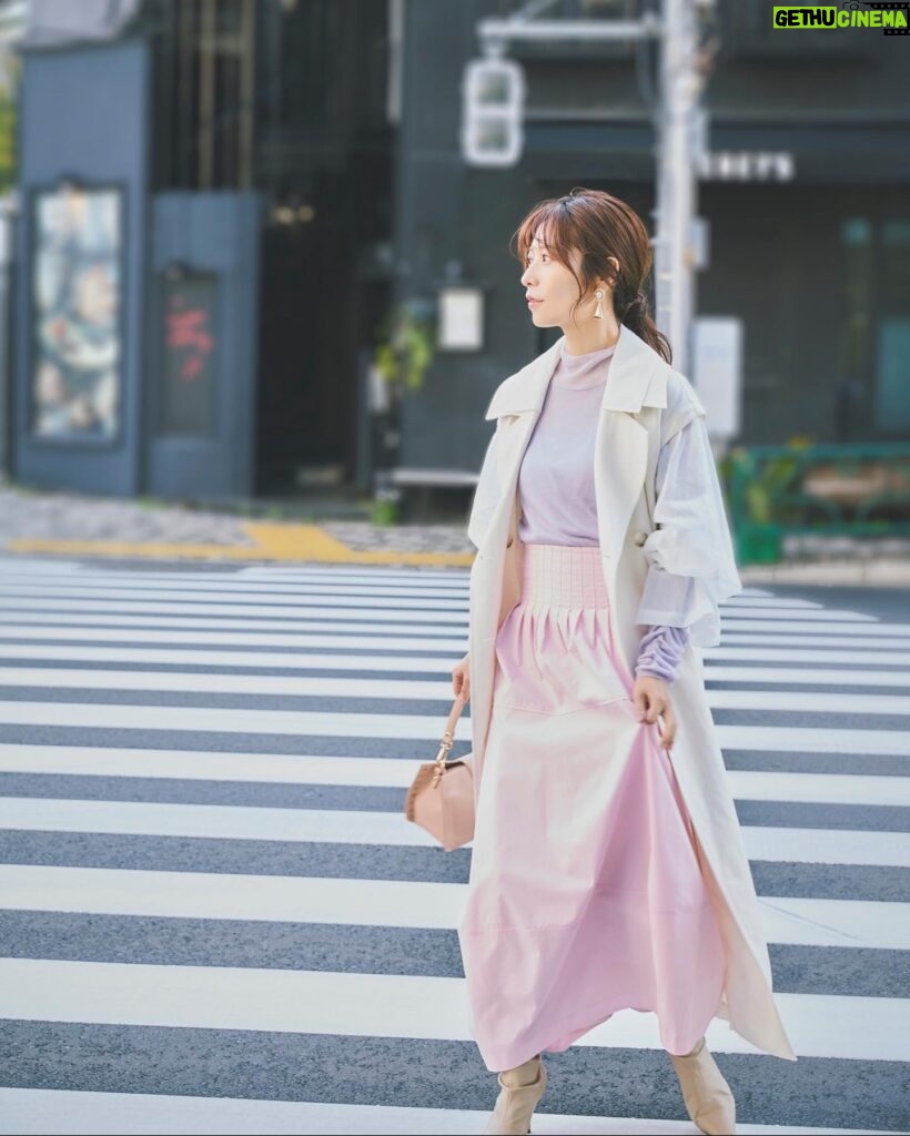 Saito Yuri Instagram - コートに透け感があってとっても珍しい形なので トップスに色味のあるものを持ってきて楽しんでるよ💜 パープル×ピンクの組み合わせも明るくて 気分もあがるから凄く可愛いよね🩷 ⁡ スカートも軽くだけどハリ感もあるので 大人っぽくも着れるからピンクで甘く見えるかも しれないけど綺麗めにもきれそうなので良さそう！ ⁡ ロング丈のコートと合わせることでより 大人感もましましです〜！！！！！ ⁡ _____ ⁡ coat…@jillstuart.jp knit skirt…@snidel_official earring…@mr.r0510 bag…@dianashoespress _____ ⁡ #今日の服 #今日のコーデ #ゆったんコーデ #斉藤優里 #ゆったん
