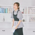 Saito Yuri Instagram - 色味は暗めで全体的にまとめてるけど透け感のある ビスチェで春っぽさは忘れずにです！！！ ⁡ ビスチェは着る前はかなり小さくてサイズ感 大丈夫かな？って思っちゃうけどこのくらい 身体にフィットしてた方が程よくブラウスとの 差も出るから良さそうだったよ🐄🖤 ⁡ メリハリもつけるの大切♡♡♡ ⁡ _____ ⁡ blouse…@furfur_official bustier skirt…@leinwande_official sandal…@dianashoespress pierce…@do_la.official bangle…@__vebet__ _____ ⁡ #今日の服 #今日のコーデ #ゆったんコーデ #斉藤優里 #ゆったん