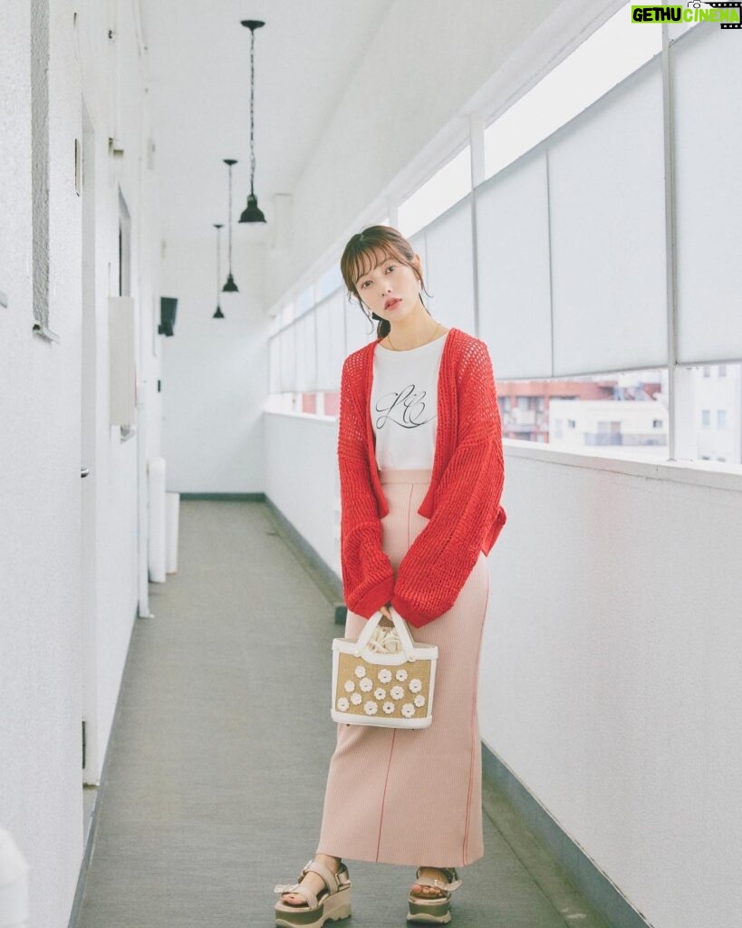 Saito Yuri Instagram - カジュアルだけど女の子らしさは忘れずに カフェとかいけるようなコーデだよ🤤❤️ ⁡ タイトスカート履く時は上半身は わりと大きめサイズのものをあわせて バランスをとるようにしてるよ！！！ ⁡ 全身タイトなのも大人っぽくて可愛いけど そういう日は夜ご飯食べに行ったりする日のが いいのかなって私は思ってるから カジュアルに少し過ごしたい日とかは 大きめサイズマスト♡♡♡ そっちの方が長時間、着てても疲れないしね〜 ⁡ みんなは長時間出かける時これだけは マストに着てる、してるとかあるかな？ 教えて欲しいな🥹🩷 _____ ⁡ tops...@lilliancarat_official cardigan skirt...@cocodeal_official pants...@lilliancarat_official earring...@luna_folium choker...@nomg_official sandal bag...@randa_pic _____ ⁡ #今日の服 #今日のコーデ #ゆったんコーデ #斉藤優里 #ゆったん