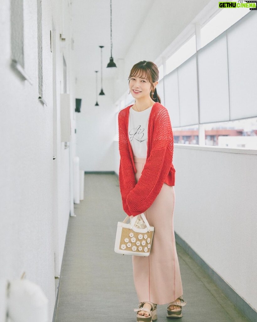 Saito Yuri Instagram - カジュアルだけど女の子らしさは忘れずに カフェとかいけるようなコーデだよ🤤❤️ ⁡ タイトスカート履く時は上半身は わりと大きめサイズのものをあわせて バランスをとるようにしてるよ！！！ ⁡ 全身タイトなのも大人っぽくて可愛いけど そういう日は夜ご飯食べに行ったりする日のが いいのかなって私は思ってるから カジュアルに少し過ごしたい日とかは 大きめサイズマスト♡♡♡ そっちの方が長時間、着てても疲れないしね〜 ⁡ みんなは長時間出かける時これだけは マストに着てる、してるとかあるかな？ 教えて欲しいな🥹🩷 _____ ⁡ tops...@lilliancarat_official cardigan skirt...@cocodeal_official pants...@lilliancarat_official earring...@luna_folium choker...@nomg_official sandal bag...@randa_pic _____ ⁡ #今日の服 #今日のコーデ #ゆったんコーデ #斉藤優里 #ゆったん