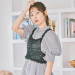 Saito Yuri Instagram - 色味は暗めで全体的にまとめてるけど透け感のある ビスチェで春っぽさは忘れずにです！！！ ⁡ ビスチェは着る前はかなり小さくてサイズ感 大丈夫かな？って思っちゃうけどこのくらい 身体にフィットしてた方が程よくブラウスとの 差も出るから良さそうだったよ🐄🖤 ⁡ メリハリもつけるの大切♡♡♡ ⁡ _____ ⁡ blouse…@furfur_official bustier skirt…@leinwande_official sandal…@dianashoespress pierce…@do_la.official bangle…@__vebet__ _____ ⁡ #今日の服 #今日のコーデ #ゆったんコーデ #斉藤優里 #ゆったん