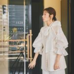 Saito Yuri Instagram - 最近めちゃくちゃ流行っているツイードに私もチャレンジ！ ツイードはかなりコーデを格上げしてくれて 大人っぽくも見せてくれるので綺麗めコーデが 好きな人はもってこいだよね🤍🤍🤍 ⁡ このツイードジャケットはウエストのところが "きゅっ"て絞ってあるからツイード生地特有の厚み感 そこまで出なくてスッキリ着れたよ〜！！！！ ⁡ なので、厚みがありすぎる生地が苦手な方でも チャレンジしやすいよ、私はこの雰囲気大好きだよ🥰❤️ ⁡ 引き続き皆さんからコメントも楽しみにしながら 投稿しておりますので良かったらお待ちしてます♡ ⁡ _____ ⁡ blouse best short pants…@arpege_story pierce…@do_la.official shoes…@dianashoespress _____ ⁡ #今日の服 #今日のコーデ #ゆったんコーデ #斉藤優里 #ゆったん