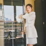 Saito Yuri Instagram - 最近めちゃくちゃ流行っているツイードに私もチャレンジ！ ツイードはかなりコーデを格上げしてくれて 大人っぽくも見せてくれるので綺麗めコーデが 好きな人はもってこいだよね🤍🤍🤍 ⁡ このツイードジャケットはウエストのところが "きゅっ"て絞ってあるからツイード生地特有の厚み感 そこまで出なくてスッキリ着れたよ〜！！！！ ⁡ なので、厚みがありすぎる生地が苦手な方でも チャレンジしやすいよ、私はこの雰囲気大好きだよ🥰❤️ ⁡ 引き続き皆さんからコメントも楽しみにしながら 投稿しておりますので良かったらお待ちしてます♡ ⁡ _____ ⁡ blouse best short pants…@arpege_story pierce…@do_la.official shoes…@dianashoespress _____ ⁡ #今日の服 #今日のコーデ #ゆったんコーデ #斉藤優里 #ゆったん