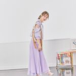 Saito Yuri Instagram - 今回のコーデが可愛いと思ったら 「💖」でコメントください！ ⁡ 今回の服も全部"今"発売されてる服を選んだので ぜひ参考にしてみて下さい！ ⁡ 肌見せもがっつりなのはあんまり得意ではないけど 程よい感じのは大好きです◎ 抜け感が出るし、春を感じる服装じゃないかな ⁡ 髪も普段結ぶ時は低めなんだけどこの時は いつもより気持ち高めにしてもらったよ！！！ 襟がついてるので高めに結んで首を長く〜 身長157cmで大きい方ではないから スタイル少しでもよく魅せたくて🥹🤍 ⁡ 個人的になかなか着ない色味のパープルも 軽く肌見せがあるとパープルパープル しないのでチャレンジしやすかったよ！！！ ⁡ これって伝わる？笑 ⁡ コメントも沢山お待ちしております♡♡♡ ⁡ ——— ⁡ shirt…. @lilliancarat_official skirt…@lilliancarat_official pierce...@anemone_official bag... @gallardagalante pumps...@dianashoespress ⁡ ——— ⁡ #今日の服 #今日のコーデ #ゆったんコーデ #斉藤優里 #ゆったん
