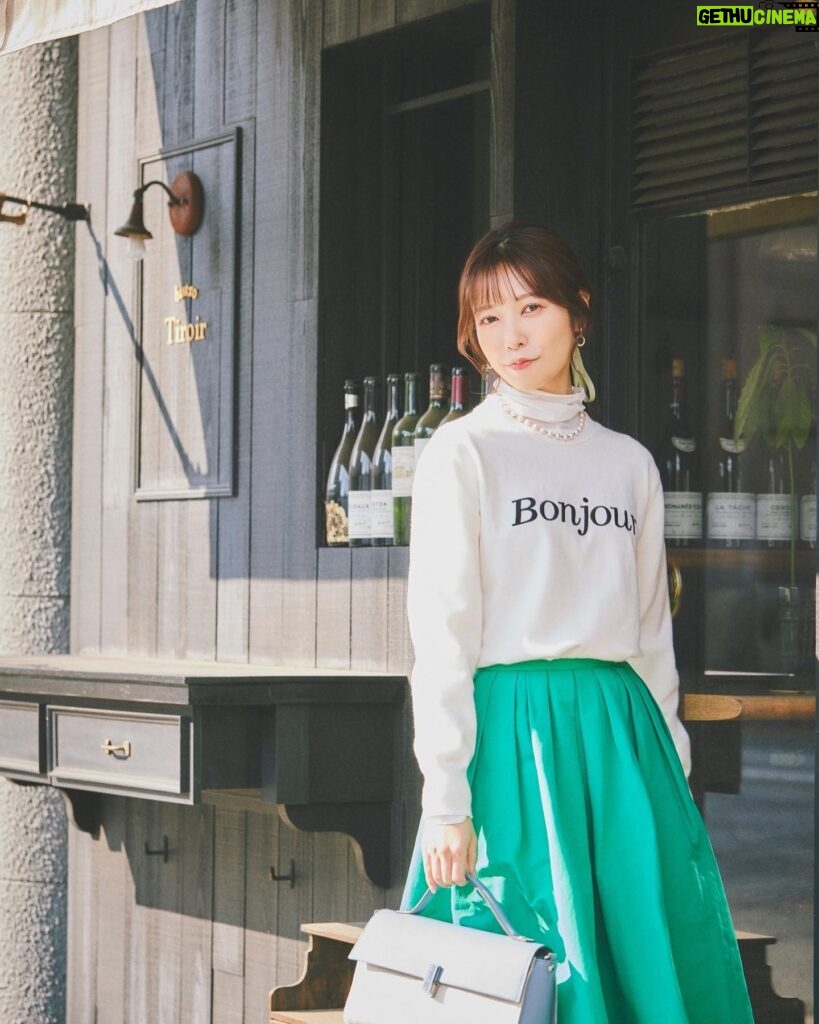 Saito Yuri Instagram - 今回のコーデが可愛いと思ったら 「❤️」でコメントください！ ⁡ お洋服実はカジュアルなのも大好きなんです 今回はそんな雰囲気を感じとってもらえる ような写真が多めです♡♡♡ 作ってない顔の写真多め笑 ⁡ 今回の服も全部"今"発売されてる服を選んだので ぜひ参考にしてみて下さい！ ⁡ カジュアルな服だけどパールのアイテムを あわせることによってカジュアルに なりすぎない感じ大好き🤍🤍🤍 タートルネックだから首元はすっきりぎみにして 髪の毛は低めで結んであります！！！ ⁡ こっちのが小顔に見えるので...🥹🥹🥹 ⁡ コメントも沢山お待ちしております♡♡♡ ⁡ ——— ⁡ knit…. @apuweiser_official cat sew...@lilliancarat_official skirt…@jillstuart.jp bag... @dianashoespress necklace...@__ripsalis__ pierce... @hemca_official ⁡ ——— ⁡ #今日の服 #今日のコーデ #ゆったんコーデ #斉藤優里 #ゆったん