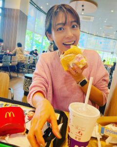 Saki Aibu Instagram - そしてだーいぶ前に息子に激写されたランチ🍔たまにはね、、と言いつつこの夏休みはたくさんお世話になりました🍔🙏✨✨✨