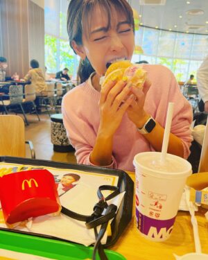 Saki Aibu Instagram - そしてだーいぶ前に息子に激写されたランチ🍔たまにはね、、と言いつつこの夏休みはたくさんお世話になりました🍔🙏✨✨✨