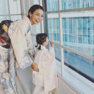 Saki Aibu Instagram - 年末は怒涛の毎日。そんな中で実家に帰ったり、七五三の写真を撮ったり。やりたいこと全てやり切っていい年始を迎えられそう。今年もあと数日、何事も丁寧に、そして笑顔で過ごそっと。
今年最後のI.M.Aも配信です！
#artistspoken  #I.M.A