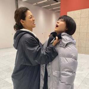 Saki Aibu Instagram - 不仲な噂を表現。
私たちバチバチなんだぜ。現場では超険悪なんだから！！ 勝手な想像で記事を書いたら傷つきます。今回はなんだか面白かったけど。充希ちゃん、本当に素敵。いつもありがとう！

#同期のサクラ #見てね#とってもお久しぶりのインスタ#充希ちゃんと一緒に写真撮れてhappy
