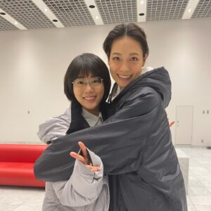 Saki Aibu Instagram - 不仲な噂を表現。
私たちバチバチなんだぜ。現場では超険悪なんだから！！ 勝手な想像で記事を書いたら傷つきます。今回はなんだか面白かったけど。充希ちゃん、本当に素敵。いつもありがとう！

#同期のサクラ #見てね#とってもお久しぶりのインスタ#充希ちゃんと一緒に写真撮れてhappy