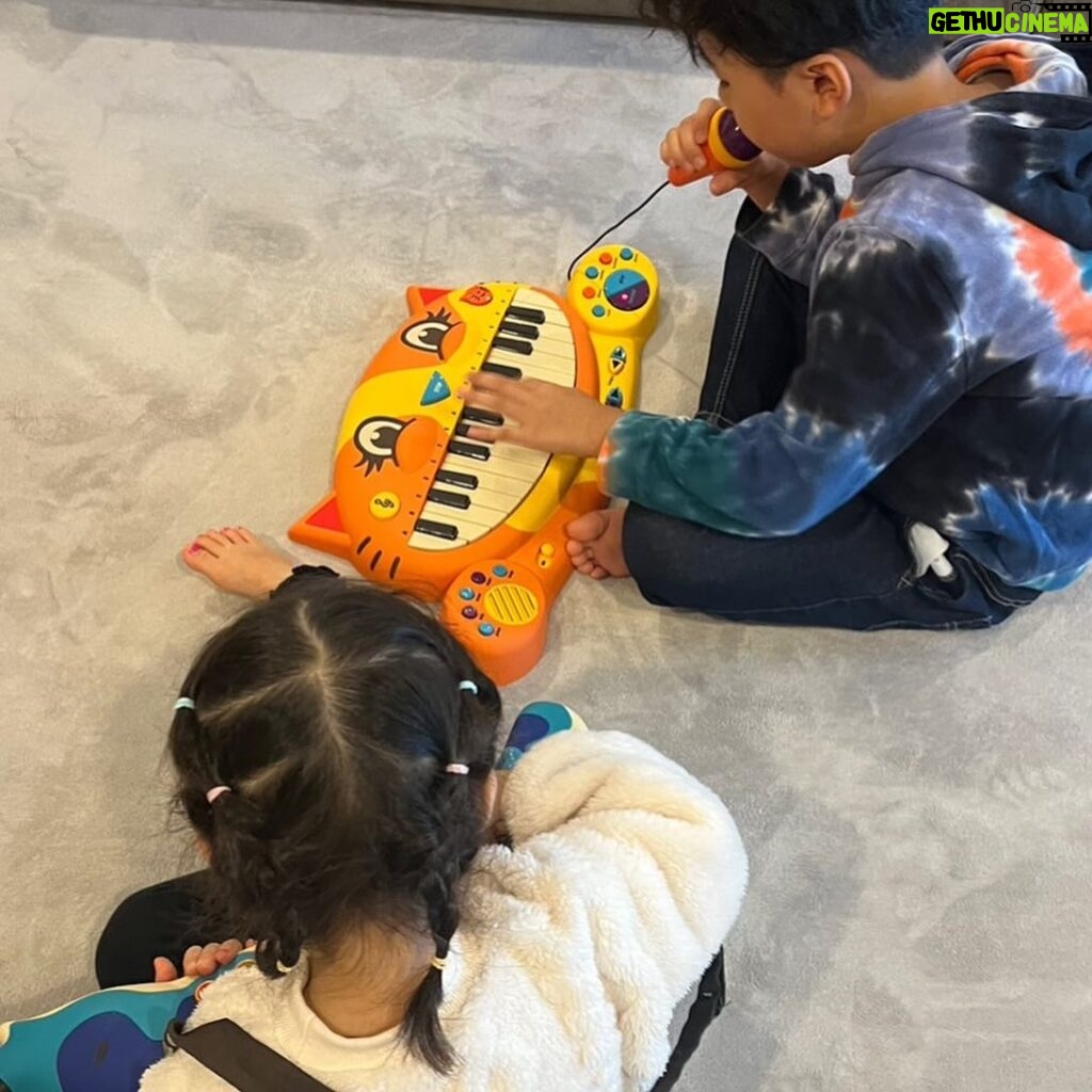 Saki Aibu Instagram - ※こちら応募期間終了いたしました！たくさんのご応募ありがとうございました🥰🎉 @btoys.jp × @aibu_sakiコラボプレゼントキャンペーン🌈✨ 私がおすすめの3点は年齢問わず遊べるこのおもちゃ達です。 キャットピアノは歌って踊れて、音楽が好きなお子様にピッタリ！うちの子は朝でも夜でもキャットピアノでコンサートをしてくれます！お風呂のおもちゃは子供2人で遊べるのでプレゼントにもオススメです。商品の写真で見るより実物は大きく感じるので子供にも遊ぶ満足感があると思います。ビーズジュエリーはひとつ持っておくとお友達が遊びにきた時に助かります！年齢問わず夢中になって作ってくれるので少しママのお喋りの時間が確保できるおもちゃ。 それぞれに楽しくて使えるおもちゃ達、ぜひサイトで見てください！ === B. toys x 相武紗季 コラボ記念🎉相武紗季さんが選んだ３つのアイテムを各１名様にプレゼント！ ★商品 ①キャットピアノ 5つの音色が楽しめて録音もできちゃう、愛嬌あふれる猫さんのキーボード🐈2歳以上のお子さま向け🌟 ②フィッシングボートセット ユニークなデザインのおもちゃ13点がセットになったお風呂遊びのおもちゃ🛥1歳以上のお子さま向け🌟 ③ビーズジュエリー150ピース 取り外し簡単！色も形もさまざまなビーズセット💎4歳以上のお子さま向け🌟  ★当選人数 抽選で各商品１名様、計３名様 ★応募期間 12月8日(金)～12月24日(日) ★応募方法 ① @btoys.jp と @aibu_saki のInstagramアカウントをフォロー ② この投稿をいいね＆保存 ③「ほしい商品名」をコメントして応募完了！ ※ストーリーでシェア、コメント欄にてお友だちをメンションをすると当選確率🆙 ★当選者発表 12月25日(月)以降、当選された方には @btoys.jp よりDMにてご連絡いたします☺ ※ @btoys.jp 以外のアカウントからはご連絡致しません。偽アカウントにご注意ください。 賞品の国外への発送は致しかねます。予めご了承ください。 公開設定の方に限らせていただきます。 === 今なら最大50%オフ・クリスマスセール実施中！12月20日(水)までの期間限定です🎄❄ 公式アカウントのプロフィール欄からB. toys公式サイトをチェックしてみてください🌟　@btoys.jp ------------------------------------ #PR #Btoys #BtoysJP #mybtoys #相武紗季 #プレゼント企画 #プレゼント企画実施中 #プレゼント企画開催中 #プレゼントキャンペーン #プレゼントキャンペーン実施中 #懸賞情報 #懸賞応募 #懸賞好き #懸賞好きさんと繋がりたい #おもちゃ #知育玩具 #ごっこ遊び #おうち時間 #おうち遊び #誕生日プレゼント #知育 #モンテッソーリ #子供のいる暮らし #子供のいる生活 #子育てママ #子育てママ応援 #ママさんと繋がりたい #instababy #クリスマス #クリスマスプレゼント
