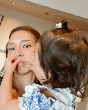 Saki Aibu Instagram - 最近娘と写真を撮るとまともな顔ができません🥸
昨日I.M.A配信しています！今回は旅行の話🌴#子供連れの旅行は予定通りにいかない#子供連れの旅行は体力が続かない #筋トレ始めようかな
