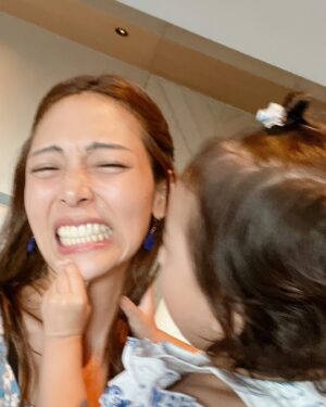 Saki Aibu Instagram - 最近娘と写真を撮るとまともな顔ができません🥸
昨日I.M.A配信しています！今回は旅行の話🌴#子供連れの旅行は予定通りにいかない#子供連れの旅行は体力が続かない #筋トレ始めようかな