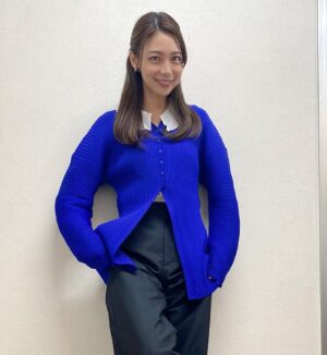 Saki Aibu Instagram - 今日は久しぶりに生放送！緊張しましたがとても楽しませていただきました！！
#あさイチ #ベトナム #美味しい朝ごはん 

衣装はこちらでした！！
珍しく仕事場で写真を！と思ったけど格好つけれなかった🥲✨

ブルーニットとボトムス
#un3d_official @un3d_official 
ローファー
#camper_japan @camper_japan 
ピアス
#mimi33_official 
@mimi33_official