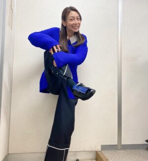 Saki Aibu Instagram - 今日は久しぶりに生放送！緊張しましたがとても楽しませていただきました！！
#あさイチ #ベトナム #美味しい朝ごはん 

衣装はこちらでした！！
珍しく仕事場で写真を！と思ったけど格好つけれなかった🥲✨

ブルーニットとボトムス
#un3d_official @un3d_official 
ローファー
#camper_japan @camper_japan 
ピアス
#mimi33_official 
@mimi33_official