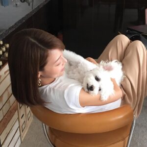 Saki Aibu Instagram - 今日もI.M.A配信しています☺️#I.M.A @artistspoken_i.m.a 
そして先日、16歳3ヶ月で愛犬のみゅーが虹の橋を渡りました。最後の数週間はとても辛い日々でしたが、最期まで一緒に過ごせて幸せでした。大好きな思い出がありすぎて、心に大きな穴があいています。この穴はいつか埋まるのだろうか、、。
今は精一杯、前向きに、思い出を整理しつつ過ごしています！
明日も前向きに！！ではおやすみなさい✨