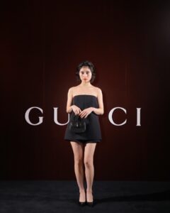 Sakurako Okubo Instagram - GUCCIの新クリエイティブ・ディレクターサバト・デ・サルノのデビューコレクションがローンチされました。 「Gucci Ancora」と名付けて発表されたそのコレクションは、「ancora – もう一度、もっと、ファッションに恋をしよう」というメッセージが込められています。 触り心地の良い、ヘルシーでシンプルなワンピースを着させていただきました💄 新たなチャプターを迎えるGUCCIのイベントに参加できて嬉しかったです。 #GucciAncora #GucciSS24 #PR @gucci @sabatods