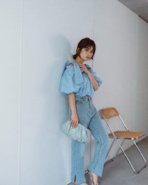 Sakurako Okubo Instagram - 本日からNATURAL BEAUTY BASICより小柄さん向けプチサイズ特集のwebカタログが公開されました🫶
大人フェミニンで可愛らしく、ジャケットやブーツと合わせてカジュアルにしても可愛い🫶
リボンの付いたオフショルブラウスは特に、スタイルアップにもなりつつボリュームも出してくれるからかなりおすすめです！
#natutalbeautybasic
#ナチュラルビューティーベーシック
#PR