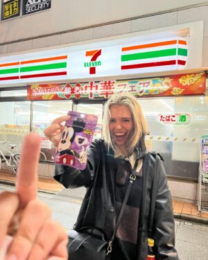 Salem Ilese Instagram - big fan of japan 🖤
