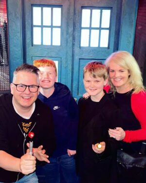 Sally Lindsay Instagram - Just been to see @dwtimefracture the Dr.Who immersive experience,with our darling @therealbunnygalore and it was absolutely brilliant,what an amazing night!
#drwho
