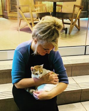 Sally Lindsay Instagram - Only 4 days left filming.I’m going to miss my baby Zeus.But our wonderful hotel look after them all winter.
#loverat @clapperboard_st @channel5_tv #cyprus
pic courtesy of @mattsimpsonmakeup