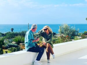 Sally Lindsay Instagram - Me and the divine #neilmorrissey braving work on the beautiful island of #cyprus 
Someone’s got to do it.
#loverat @clapperboard_st @channel5_tv
Photo courtesy of the make-up legend @smithyh68 💄
