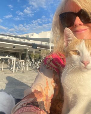 Sally Lindsay Instagram - Filming on far away shores and I met new friend just before work.He’s called Zeus and he likes bacon.