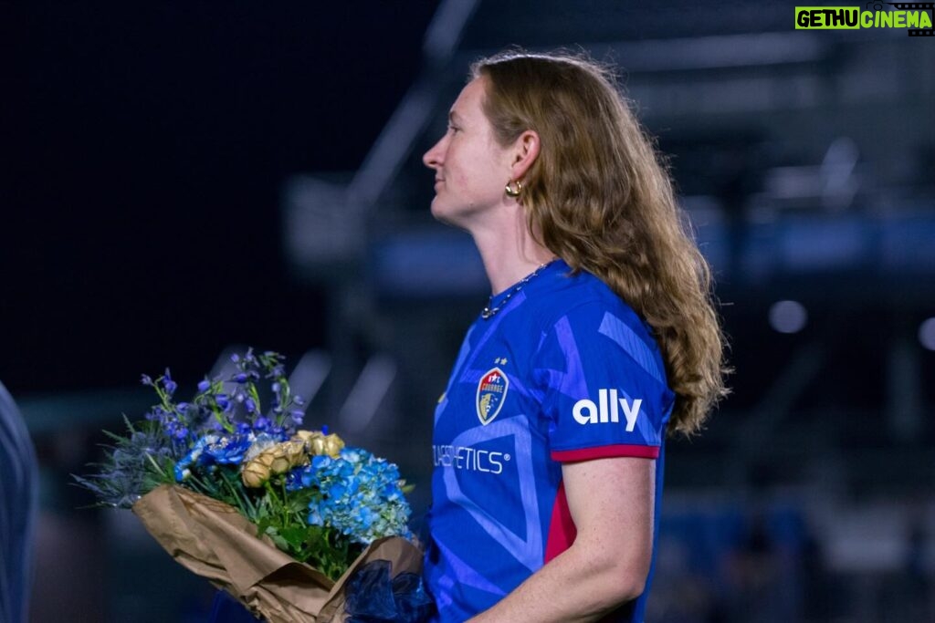 Sam Mewis Instagram - The Tower of Power got her flowers 💐 #ForTheLove