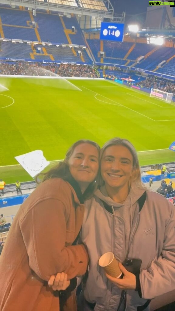 Sam Mewis Instagram - MEWIES AT THE BRIDGE 😍 @sammymewyy and @kmewis19 watch on as Chelsea take on Ajax in the Champions League quarterfinal second leg at Stamford Bridge in LDN. ❤️