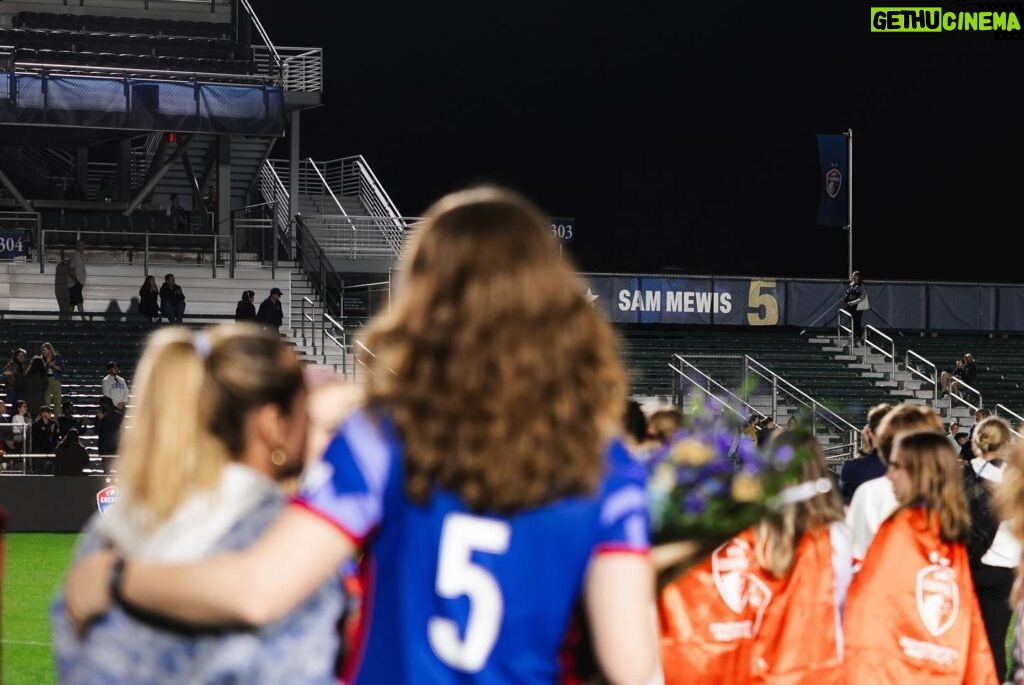 Sam Mewis Instagram - The Tower of Power got her flowers 💐 #ForTheLove