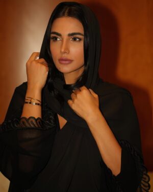 Sama Zakeri Instagram - New hijabi pictures 🧕🏽✨
Thanks to amazing photographer @satishvclicks 📸
Makeup by @sama_zakerii ✌🏼