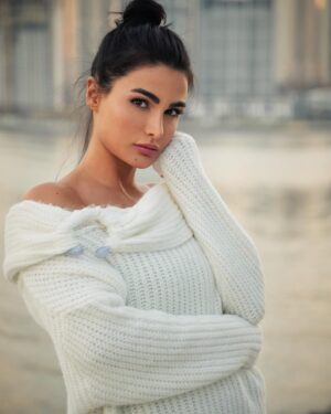 Sama Zakeri Instagram - @elationa__ 📸
بی ارزش کردن زندگی با وصل نبودن به آن شروع میشود
و بی ارزش کردن آدمها، با نادیده گرفتنِ احساساتشان.
متن #پونه_مقیمی  @_poune_